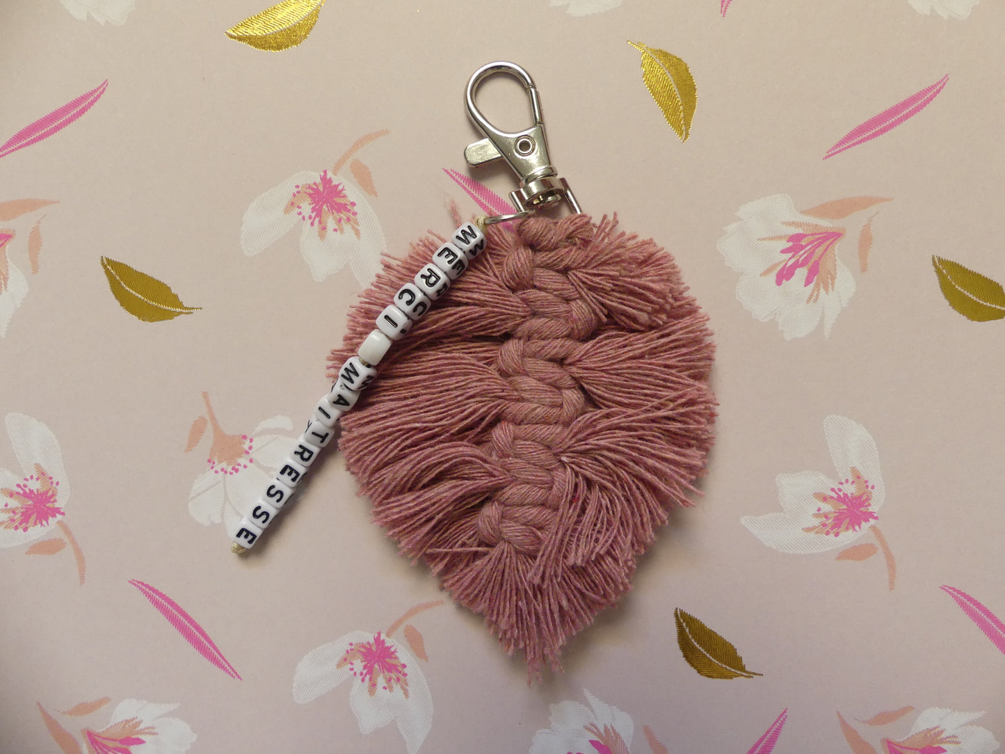 Porte-clé en macramé fait main – Feuille de tilleul