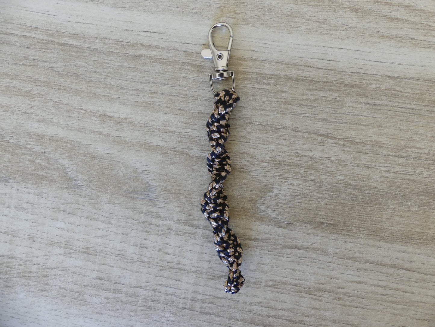Porte-clé en macramé torsadé noir et doré