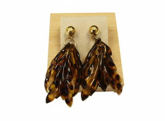 Boucles d'oreilles en acier inoxydable et résine, imprégnée du motif léopard, en forme de feuilles longues.