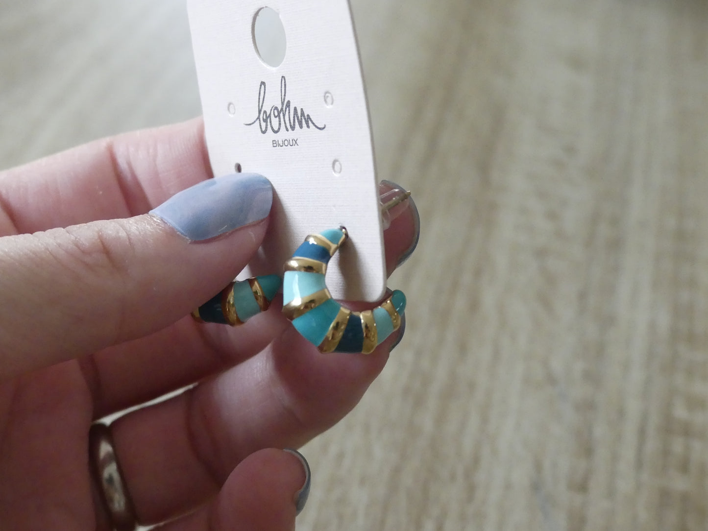 Boucles d'oreilles créoles femme torsadées émaillées bleu – sans nickel