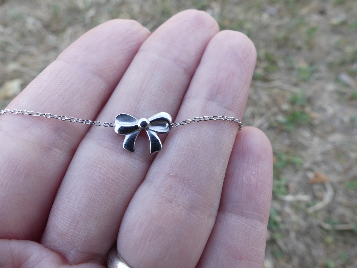 Bracelet XS enfant - petit noeud papillon argenté