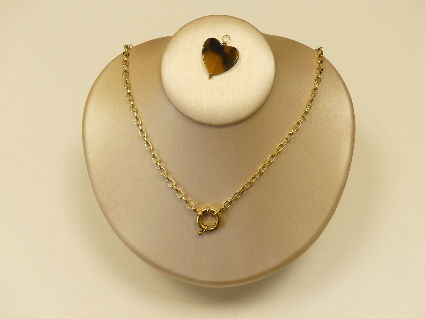 collier avec fermoir bouée et coeur en acétate motif léopard, le coeur est amovible.