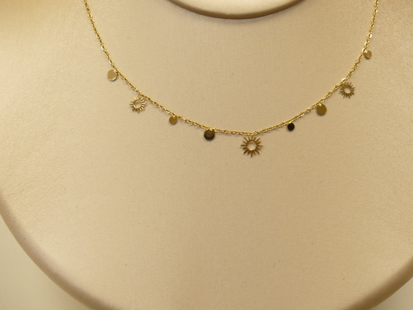 Collier - pampilles rondes et soleil ajouré