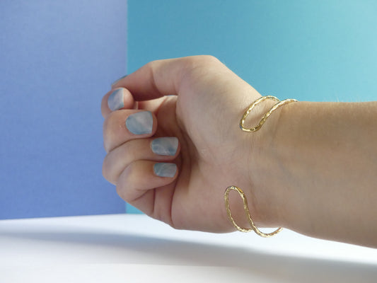 Manchette femme deux rangs diamantés – acier inoxydable doré