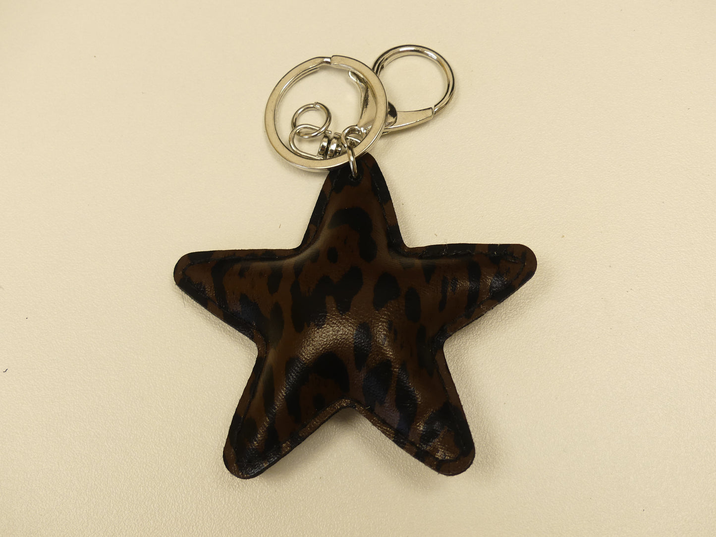 Porte-clé - étoile léopard en simili cuir
