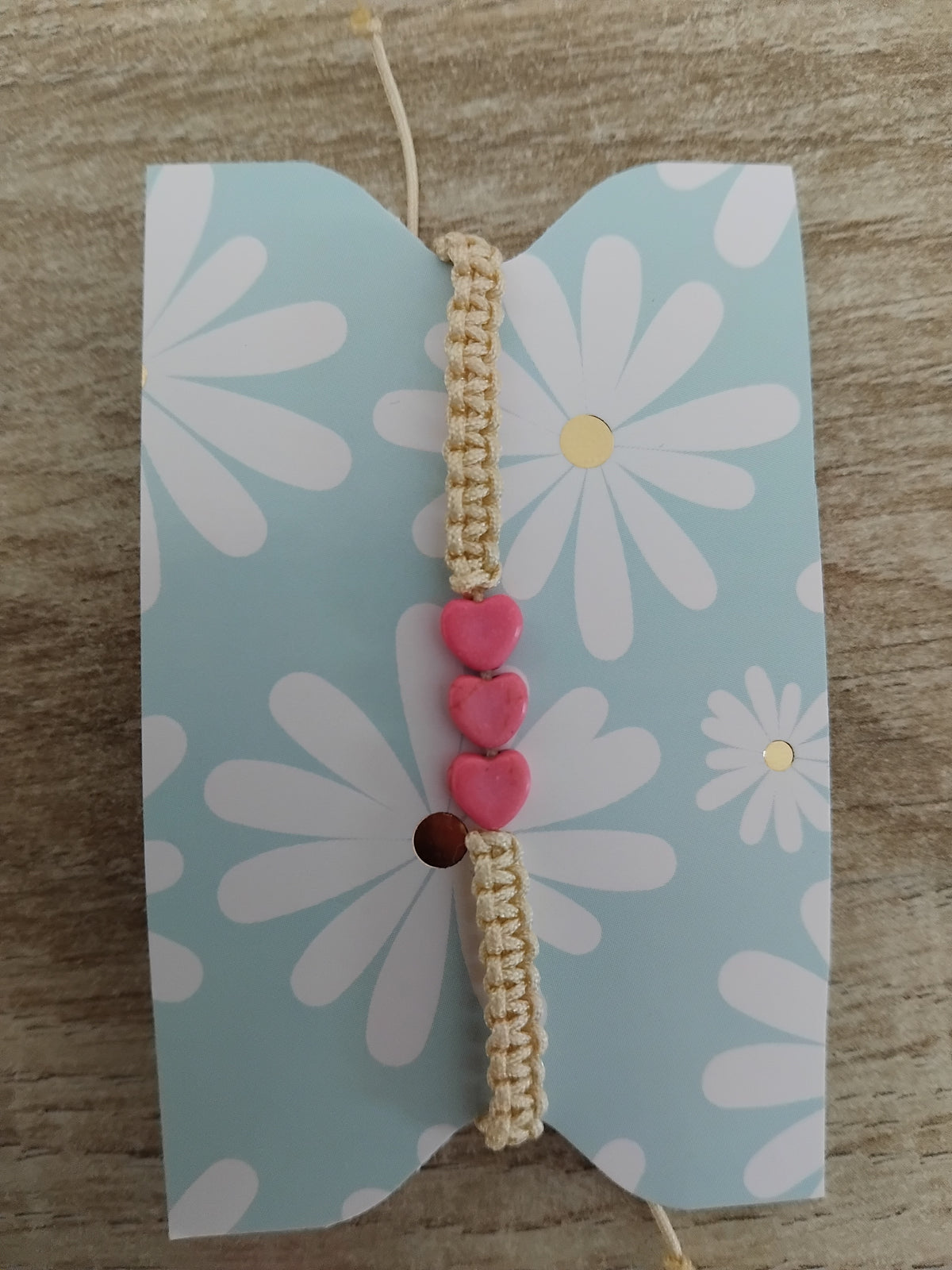 Bracelet macramé enfant – Trio de cœurs céramique