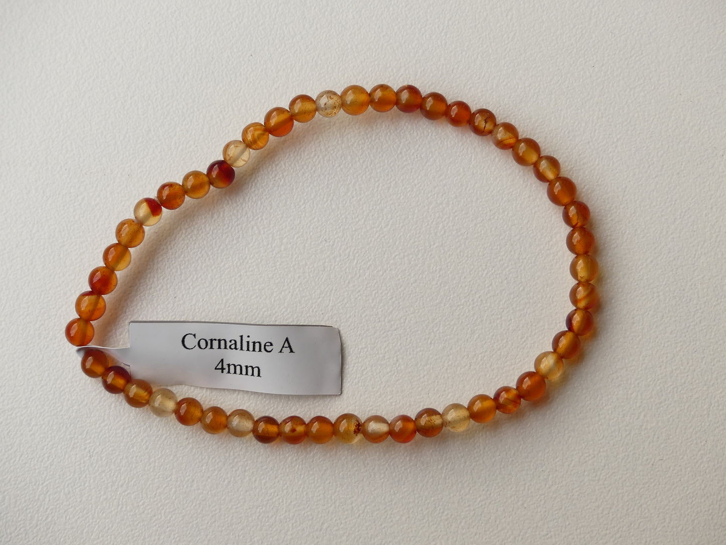 Bracelet boule diamètre 04mm en Cornaline sur fil élastiqué.