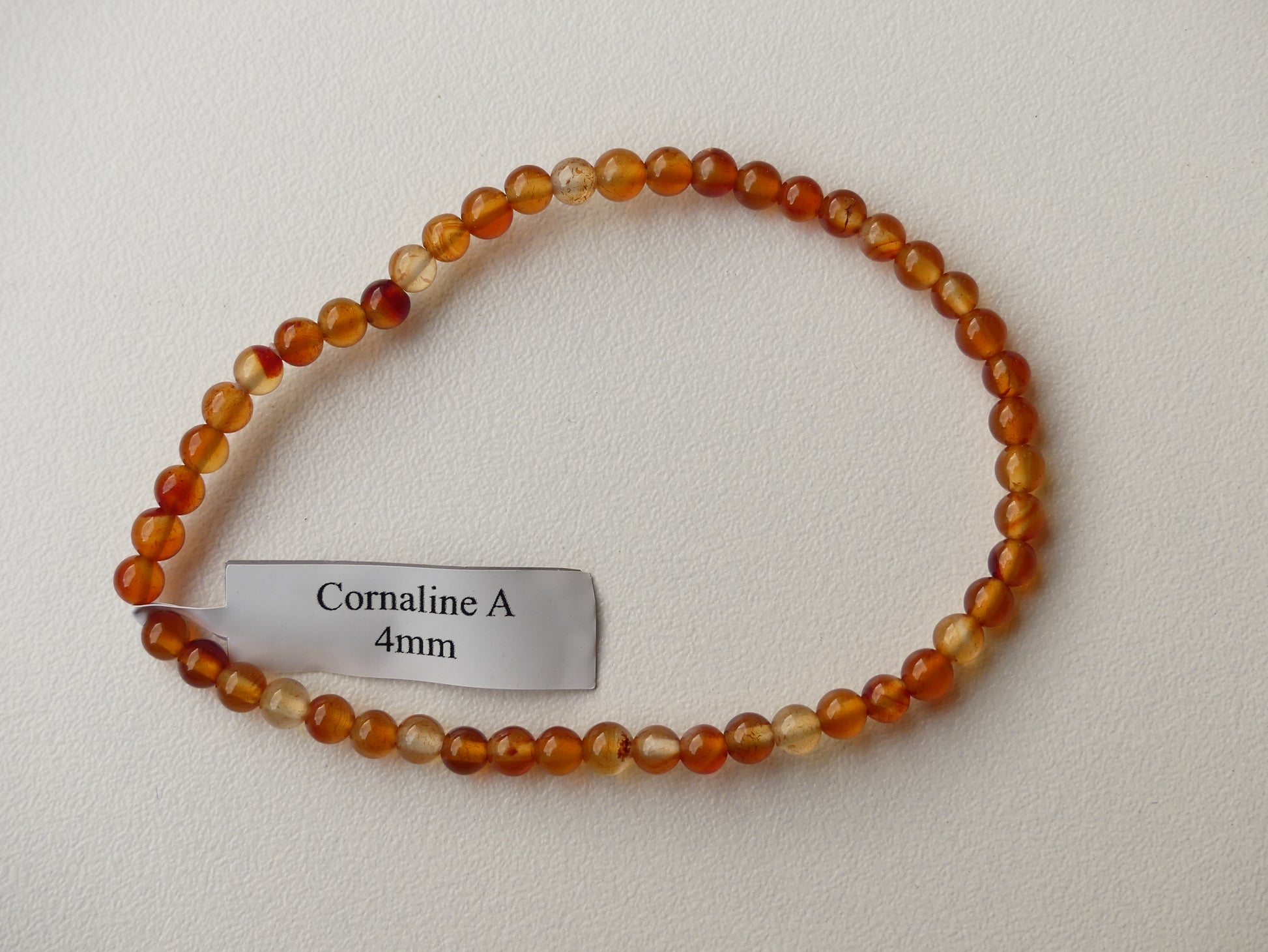 Bracelet boule diamètre 04mm en Cornaline sur fil élastiqué.