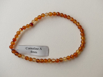 Bracelet boule diamètre 04mm en Cornaline sur fil élastiqué.