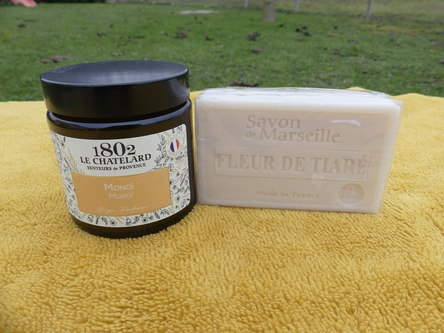 dans ce lot un savon parfum fleur de tiaré et une bougie parfum monoï