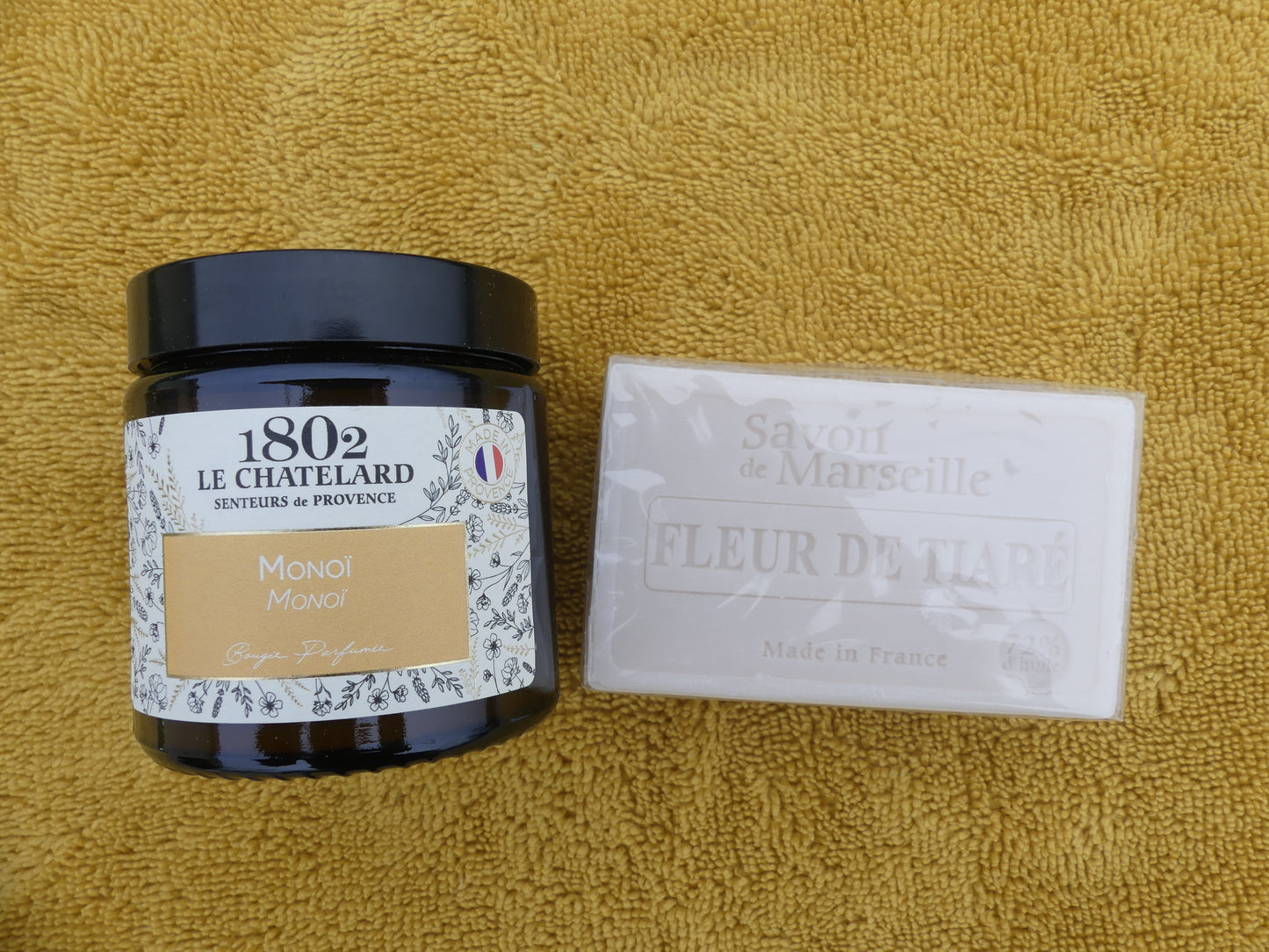 dans ce lot un savon parfum fleur de tiaré et une bougie parfum monoï