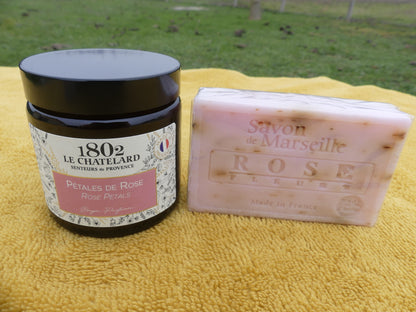 coffret savon aux pétales et parfum de rose et d'une bougie parfumée pétales de rose