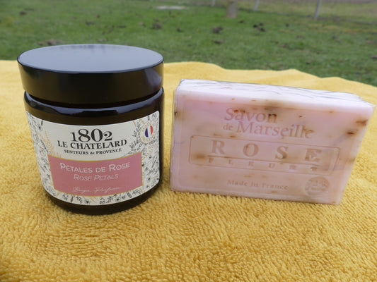 coffret savon aux pétales et parfum de rose et d'une bougie parfumée pétales de rose