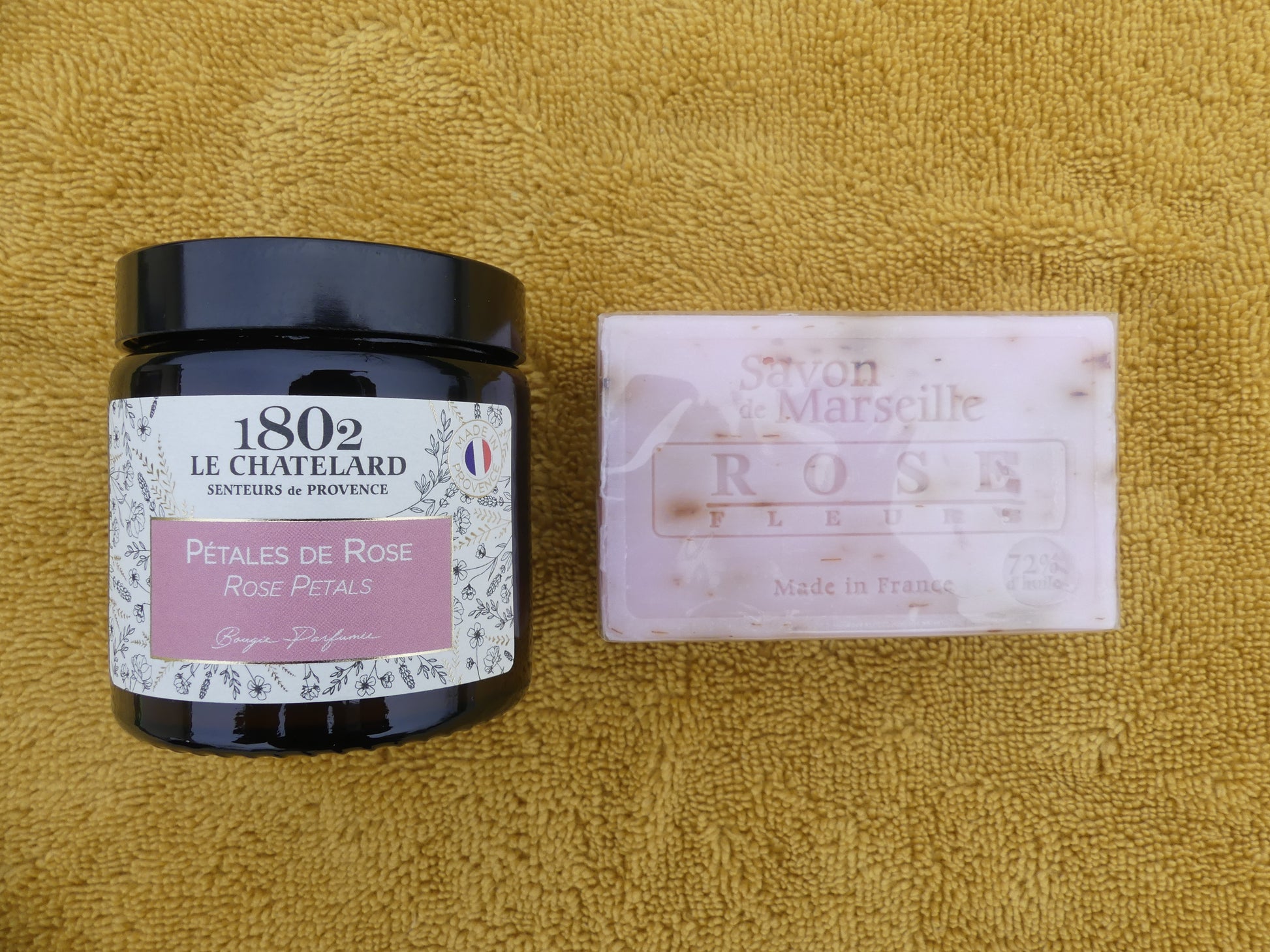 coffret savon aux pétales et parfum de rose et d'une bougie parfumée pétales de rose