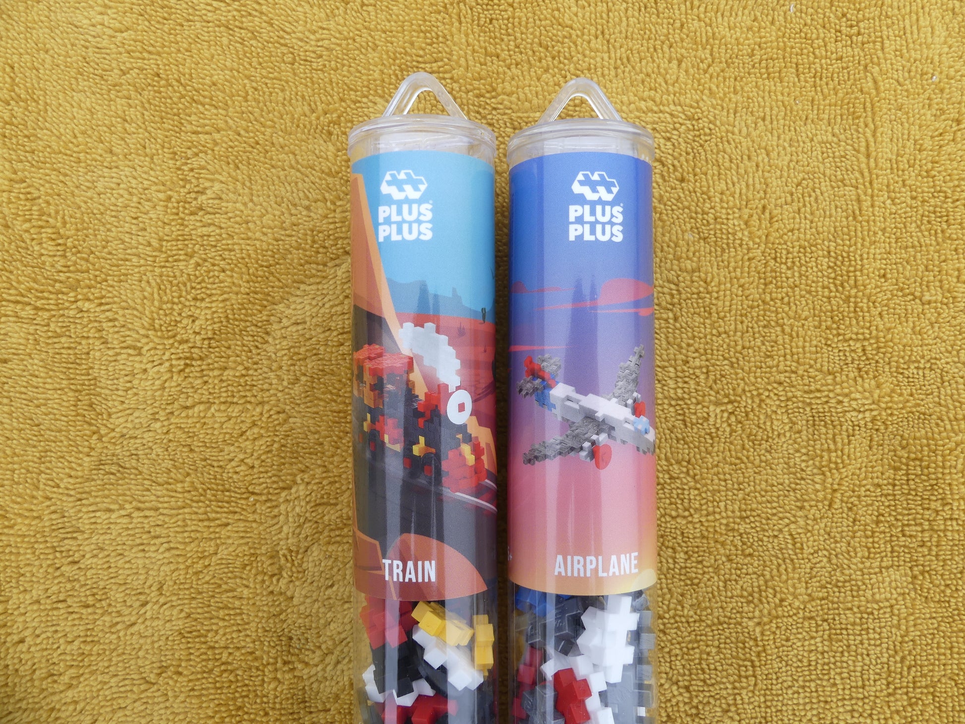 Lot de deux tubes de puzzle: un tube avion et un tube train.