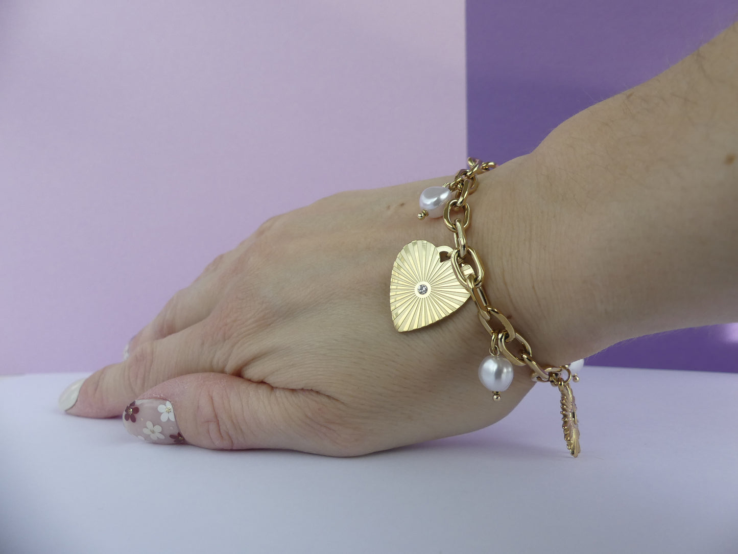 Bracelet - maillons ovales, breloques coeurs, perles de résine blanche