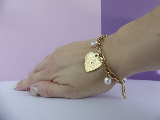 Bracelet - maillons ovales, breloques coeurs, perles de résine blanche