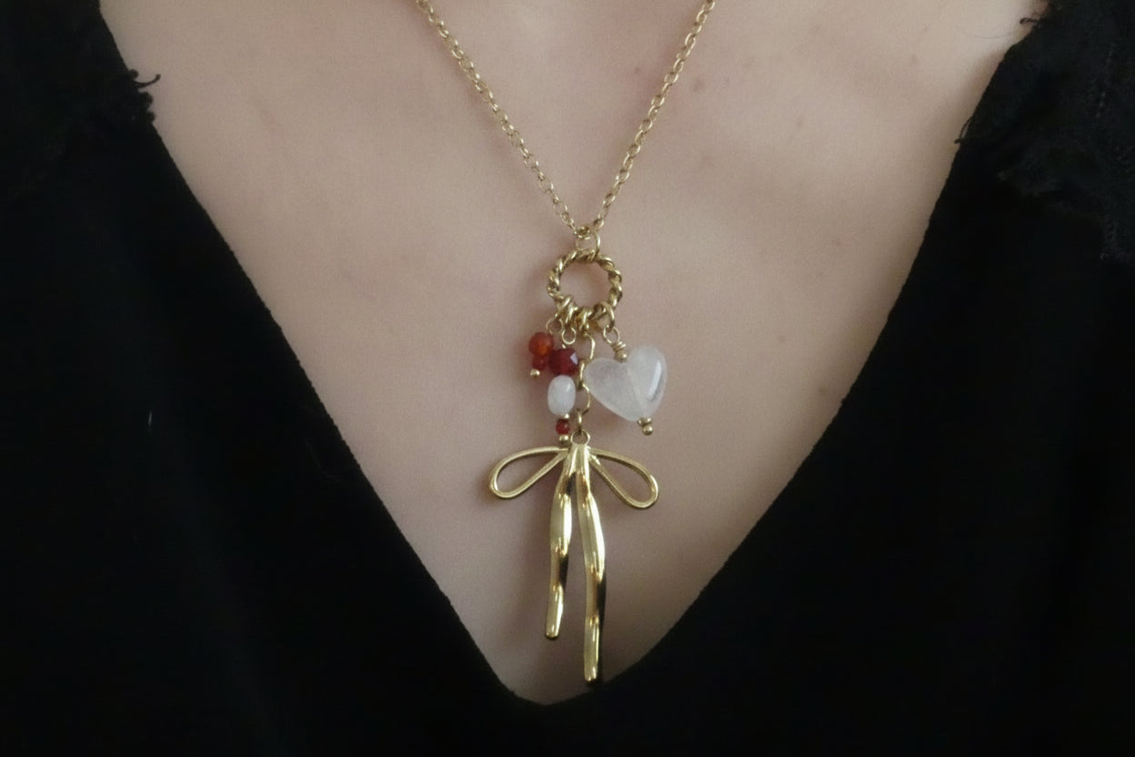 Collier - anneau torsadé, noeud papillon, coeur et pierres naturelles (agate blanche)
