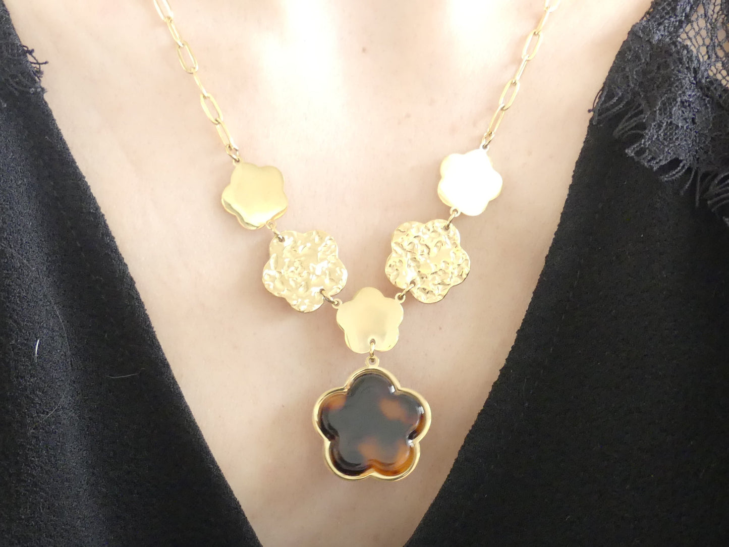 collier doré fleur en résine et pastilles martelées en acier inoxydable