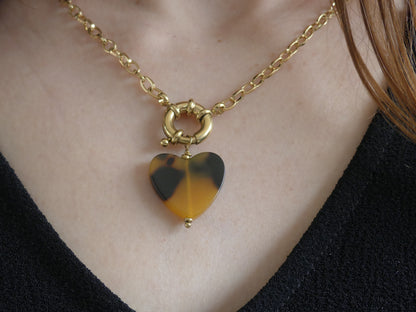 Collier en maille vénitienne, fermoir bouée et pendentif coeur en acétate motif léopard