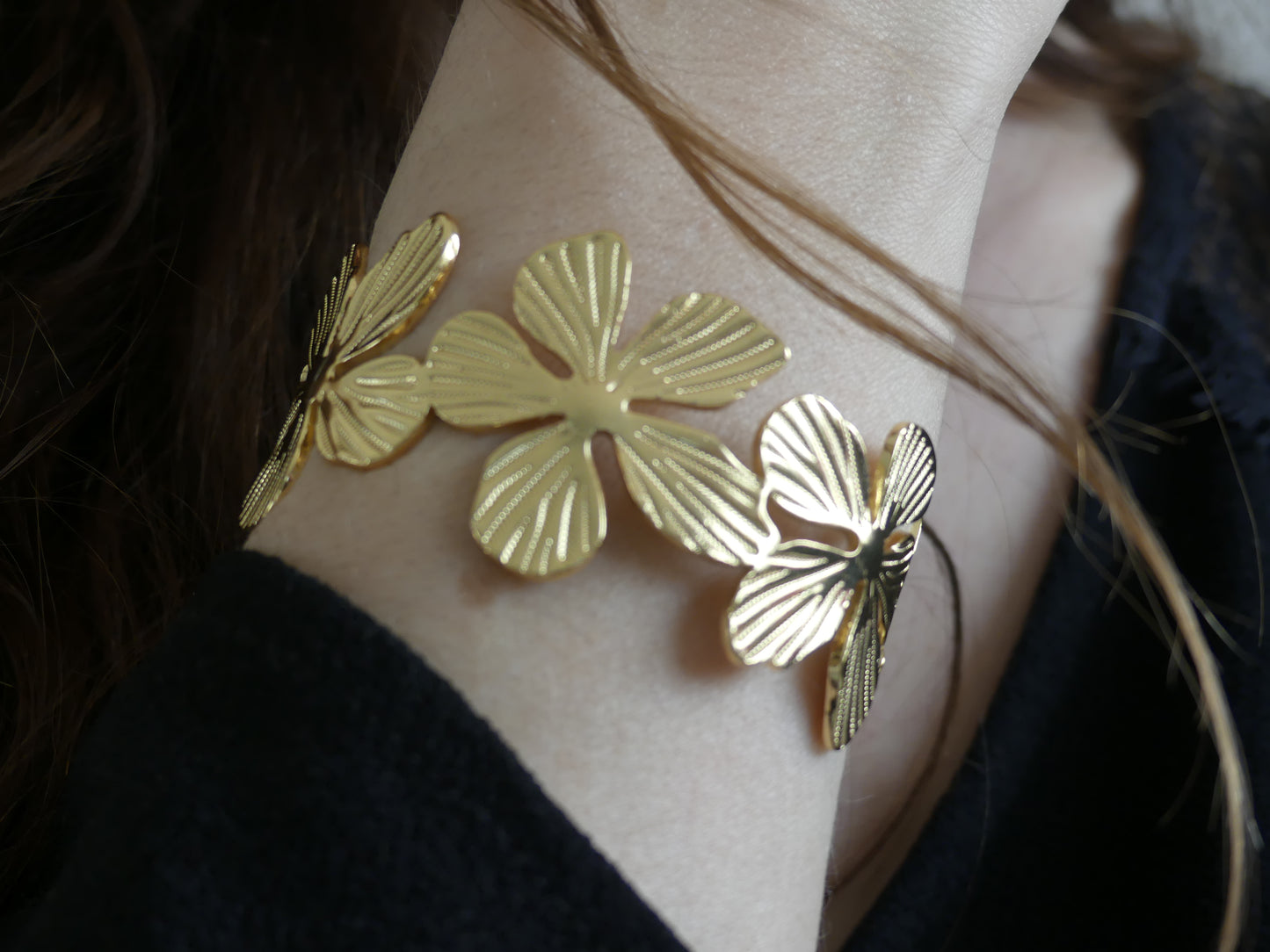 Bracelet Manchette Fleur – Élégance florale intemporelle