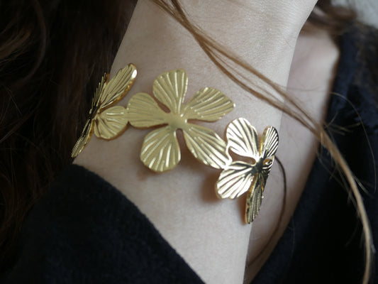 Bracelet Manchette Fleur – Élégance florale intemporelle