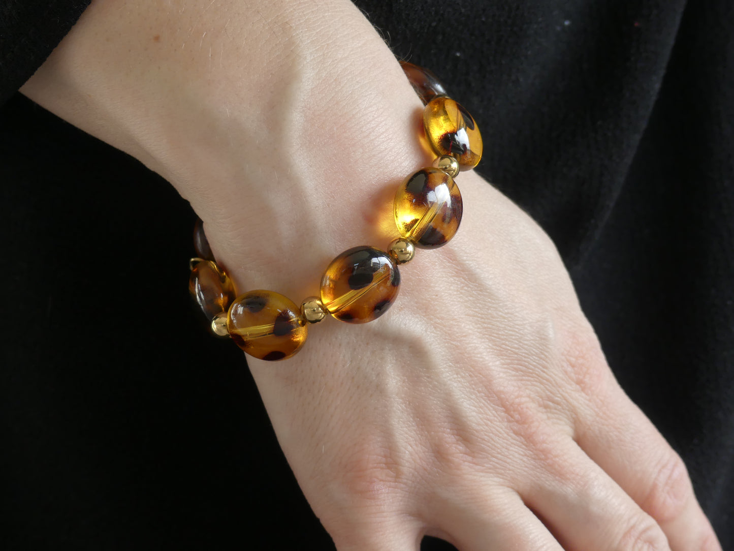 Bracelet Élastique Perles Résine Effet Écaille – Brun Doré