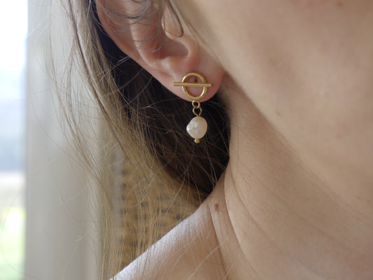 Boucles d'oreilles puces, anneau et barre avec perle d'eau douce pendantes