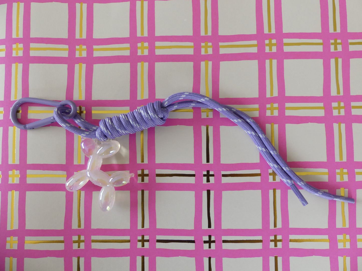 grigri de sac violet avec pendentif chien ballon