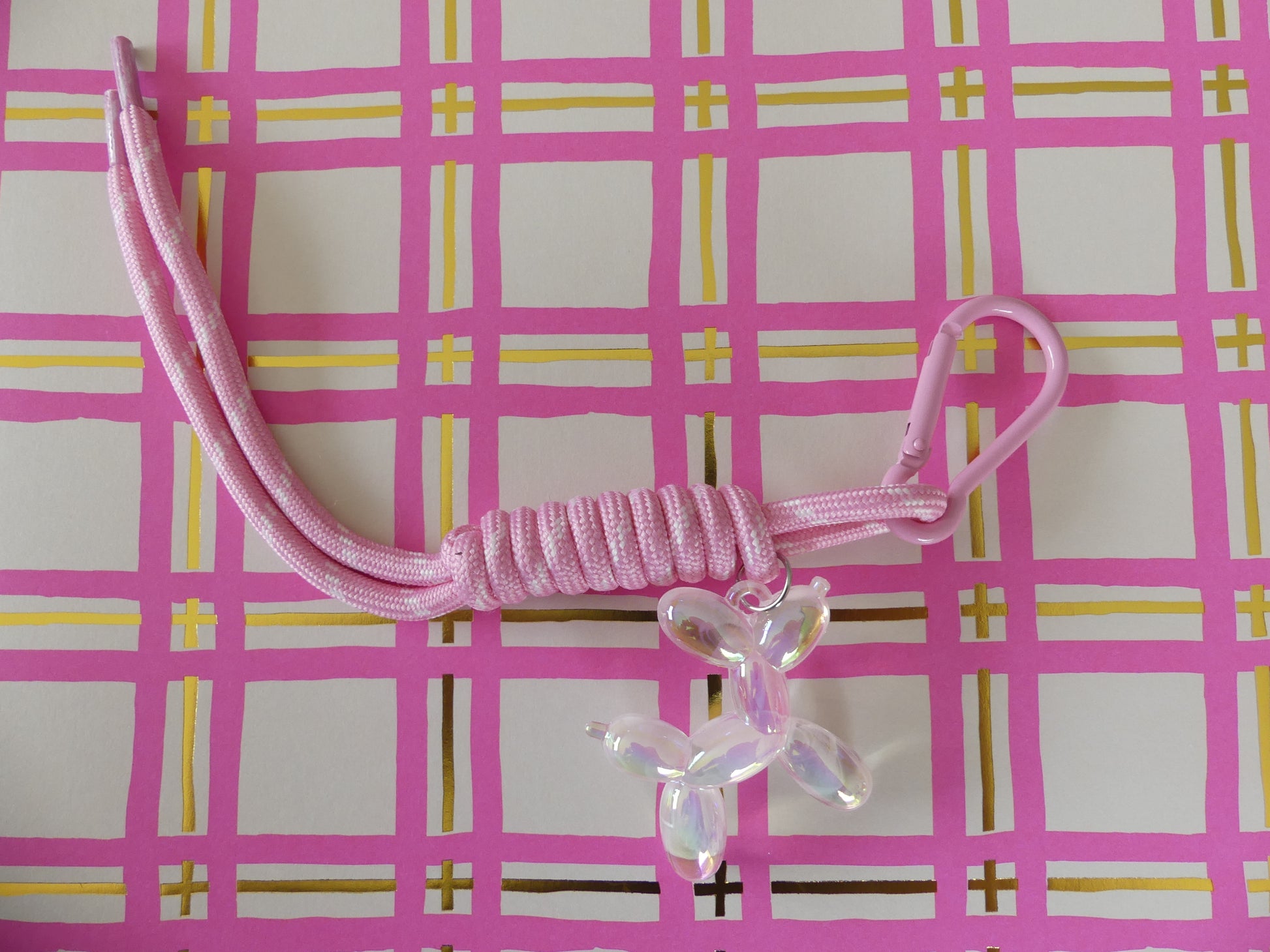 grigri de sac rose avec pendentif chien ballon