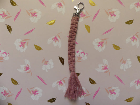 Porte-clé en macramé fait main noeuds droits – pompon