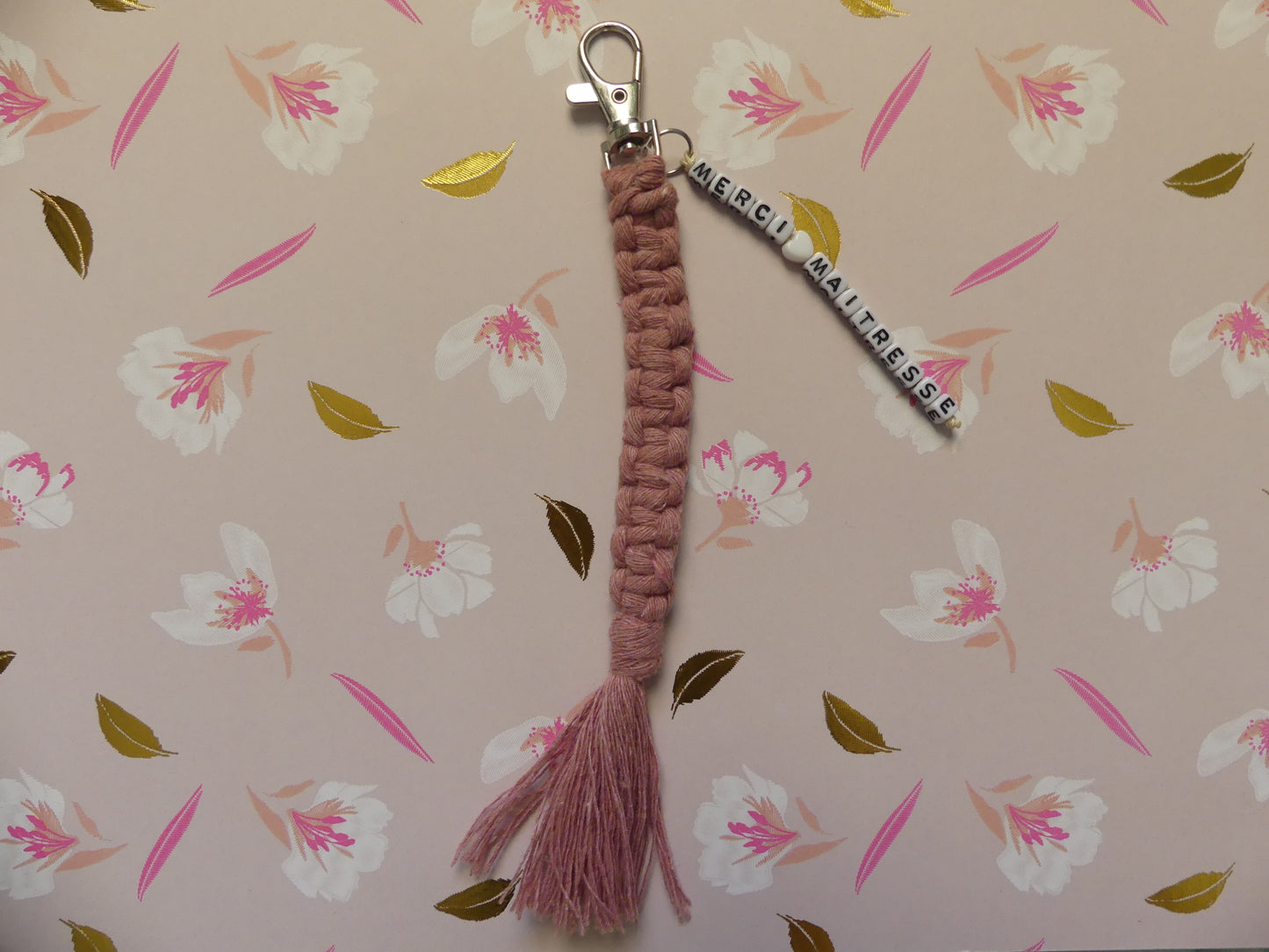 Porte-clé en macramé fait main noeuds droits – pompon