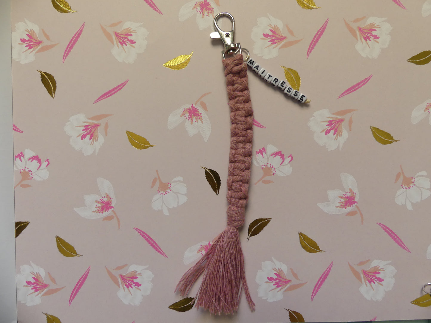 Porte-clé en macramé fait main noeuds droits – pompon