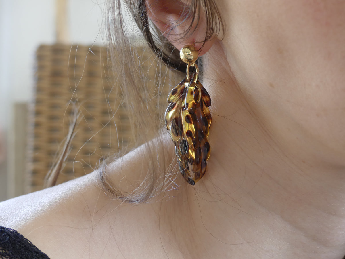 Boucles d'oreilles longues feuille léopard résine – acier inoxydable doré femme