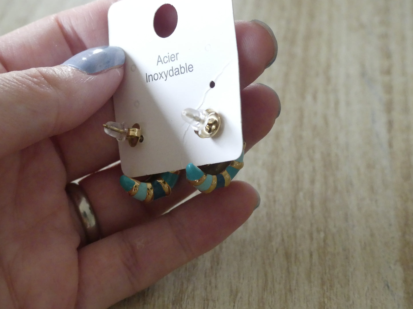 Boucles d'oreilles créoles femme torsadées émaillées bleu – sans nickel