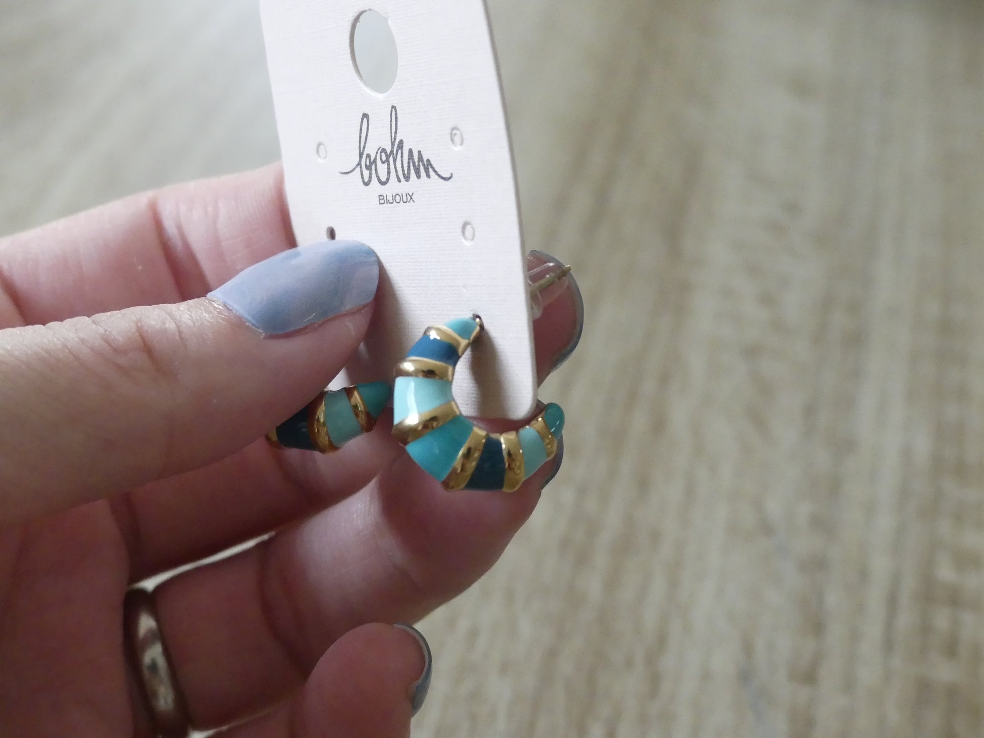 Boucles d'oreilles créoles femme torsadées émaillées bleu – sans nickel