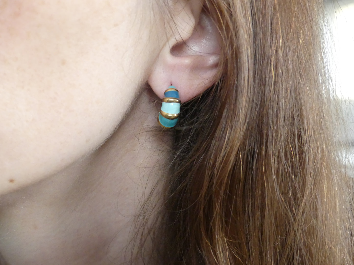 Boucles d'oreilles créoles femme torsadées émaillées bleu – sans nickel