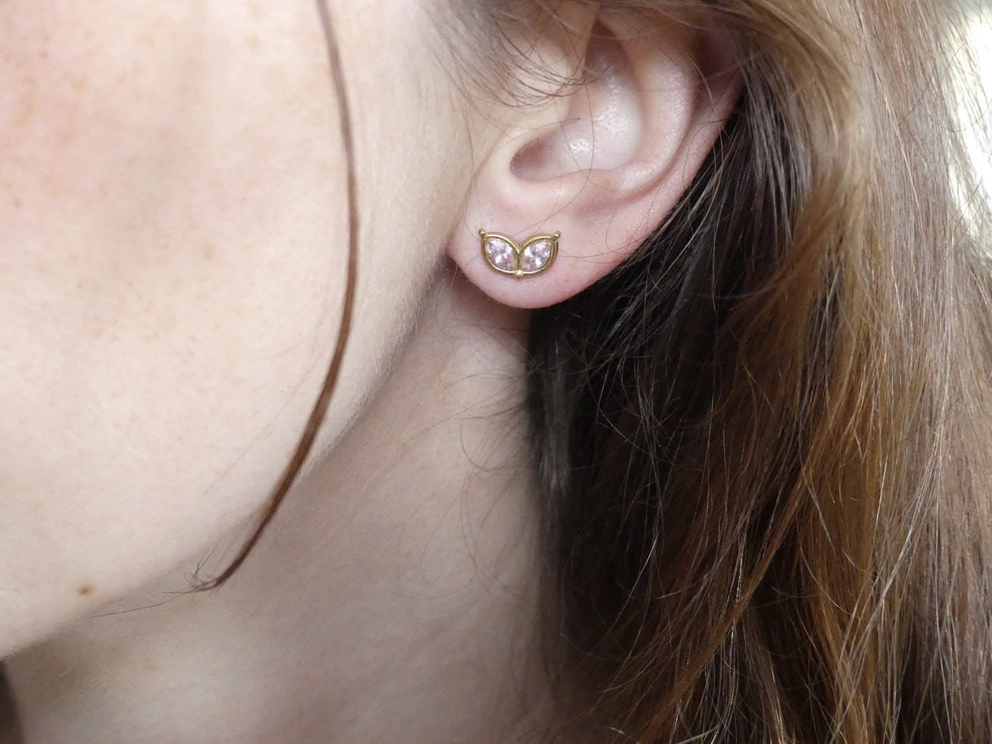 Boucles d'oreilles puces femme deux pétales zirconium rose– sans nickel