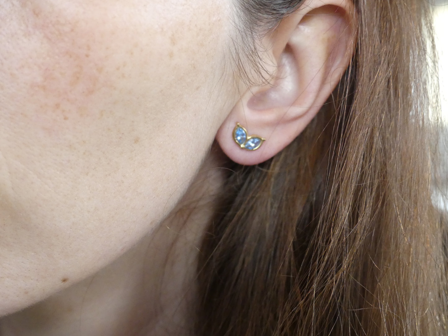 Boucles d'oreilles puces femme deux pétales zirconium bleu – sans nickel