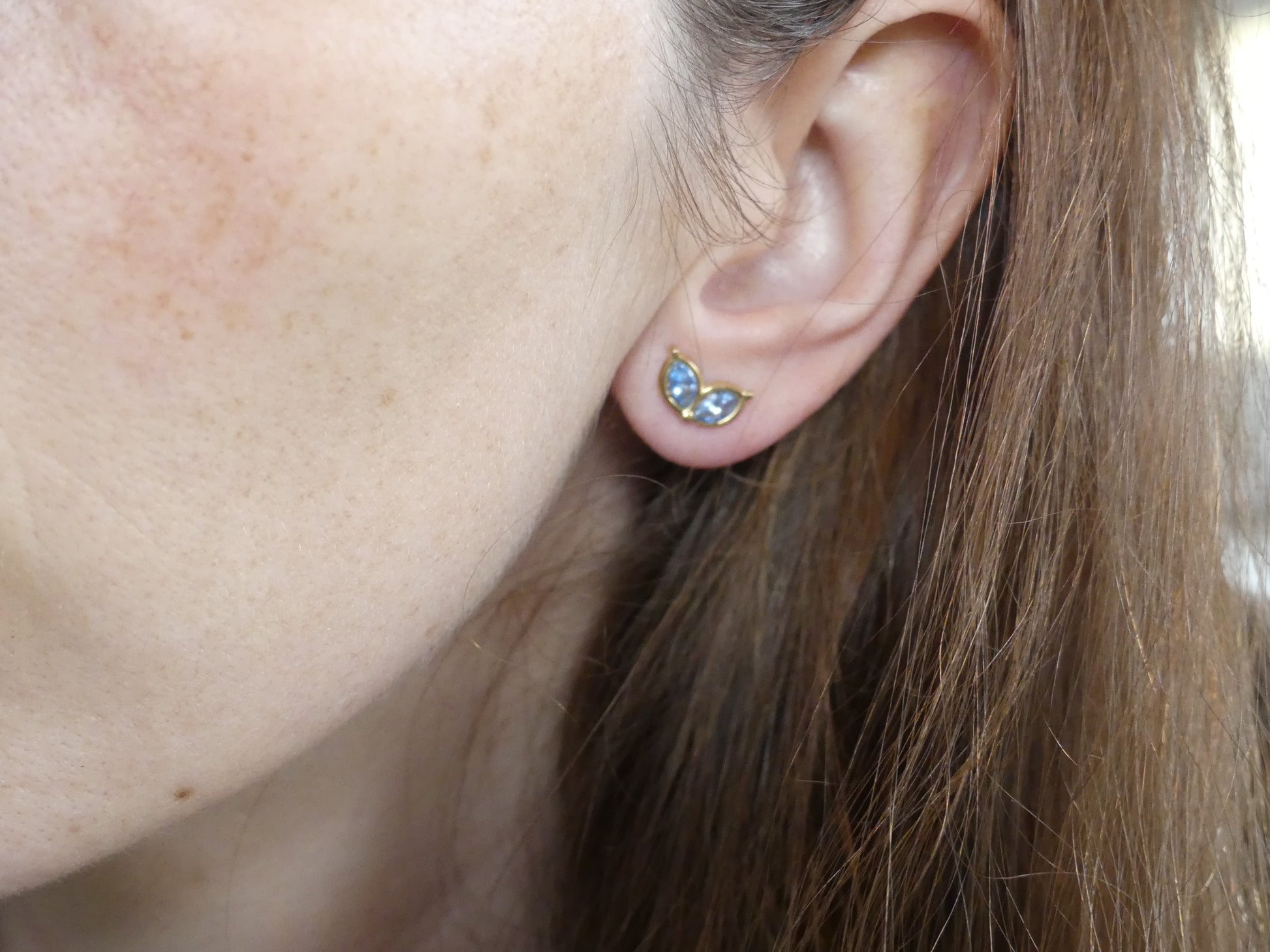 Boucles d'oreilles puces femme deux pétales zirconium bleu – sans nickel
