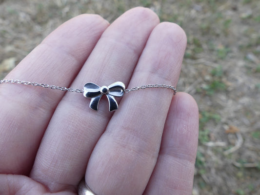 Bracelet XS enfant - petit noeud papillon argenté