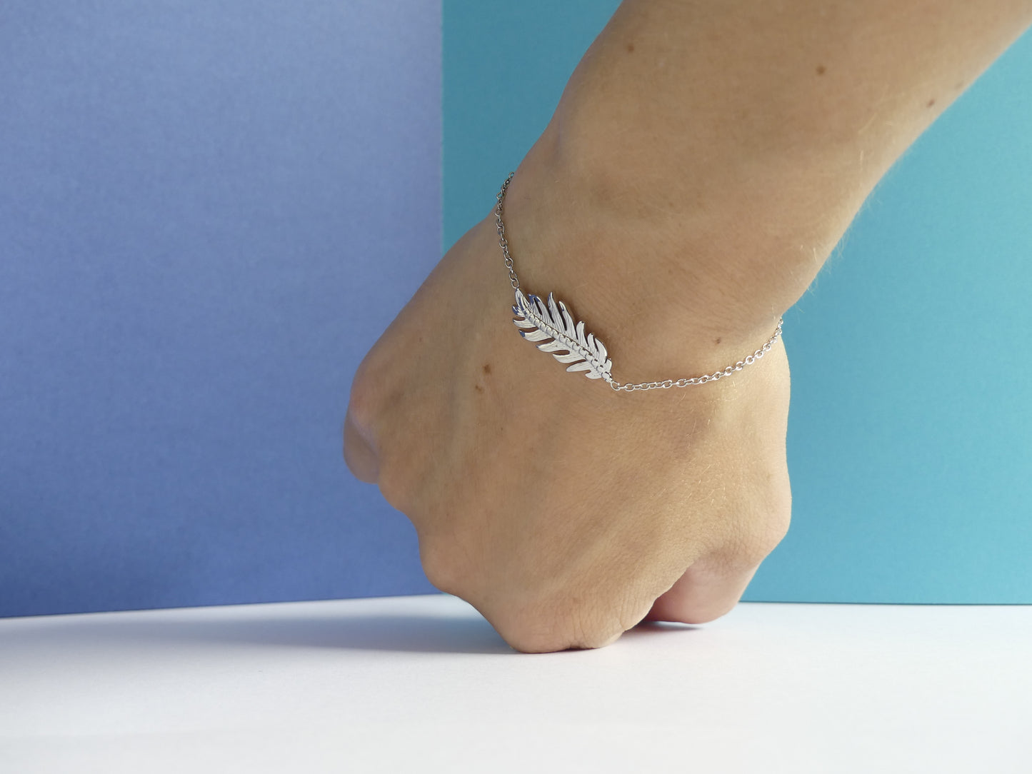Bracelet femme plume gravée – acier inoxydable argenté
