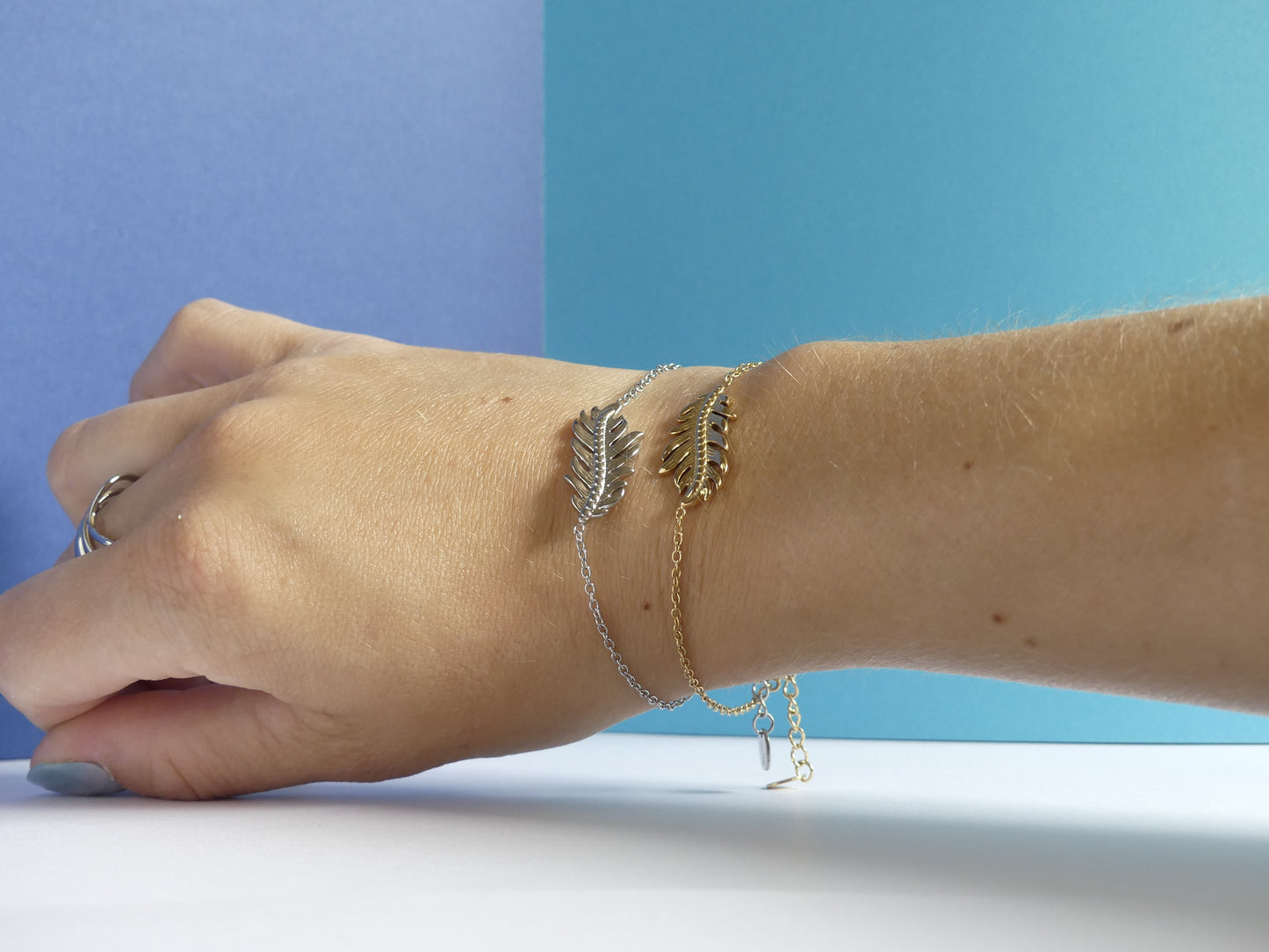 Bracelet femme plume gravée – acier inoxydable doré et argenté