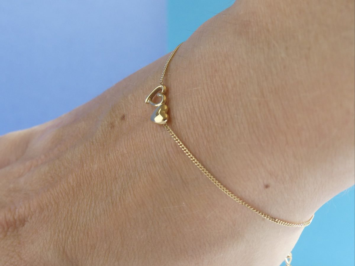 Bracelet femme fine maille gourmette deux cœurs – acier inoxydable doré
