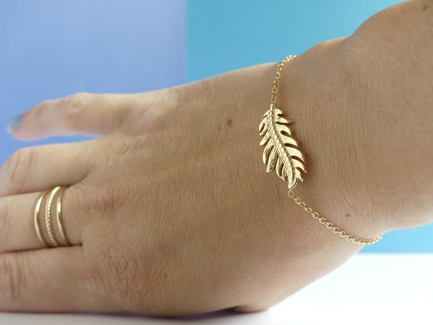 Bracelet femme plume gravée – acier inoxydable doré 