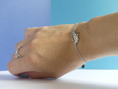 Bracelet femme plume gravée – acier inoxydable argenté
