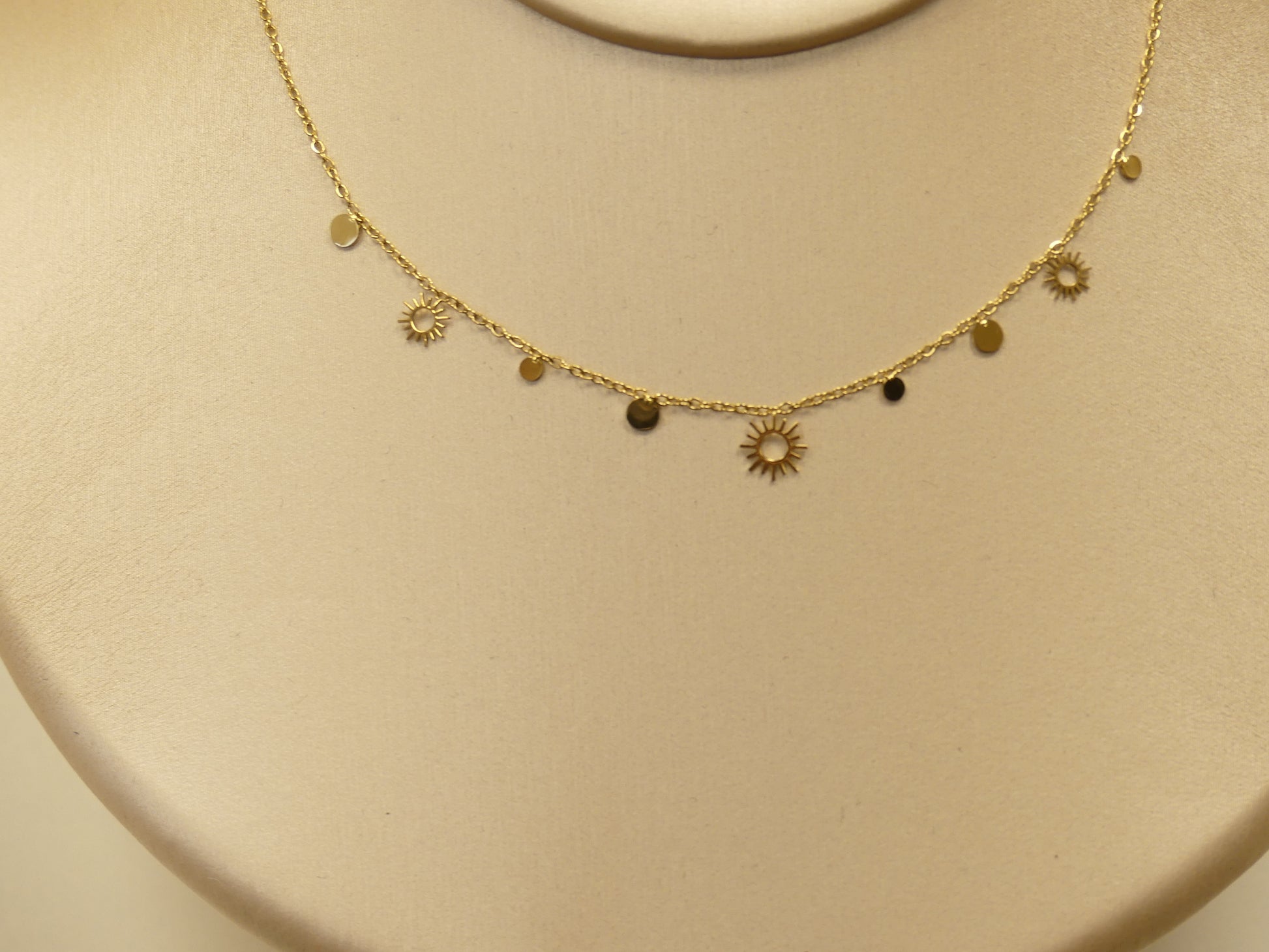 Collier - pampilles rondes et soleil ajouré