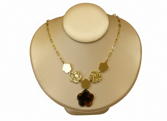 collier doré fleur en résine et pastilles martelées en acier inoxydable
