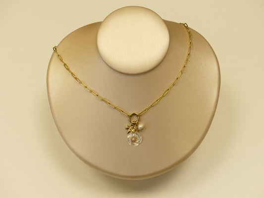 Collier Nhala - maille aux anneaux ovales, rond et breloques (fleur nacrée, papillon et perle d'eau douce)