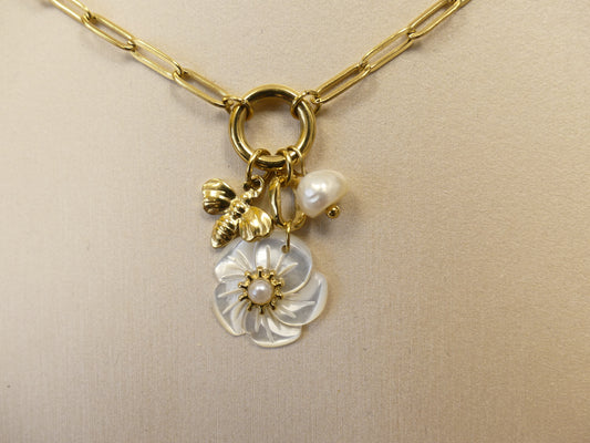 Collier Nhala - maille aux anneaux ovales, rond et breloques (fleur nacrée, papillon et perle d'eau douce)